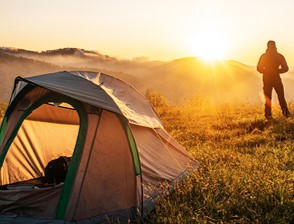 Un road trip, tente et sac à dos 